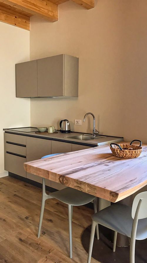 Cucina completa e tavolo da pranzo in legno massiccio
