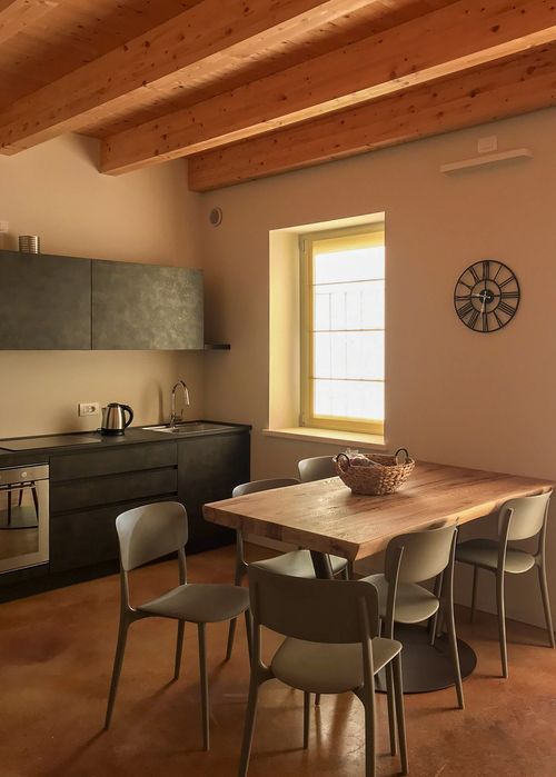 Dettaglio della zona pranzo e cucina moderna