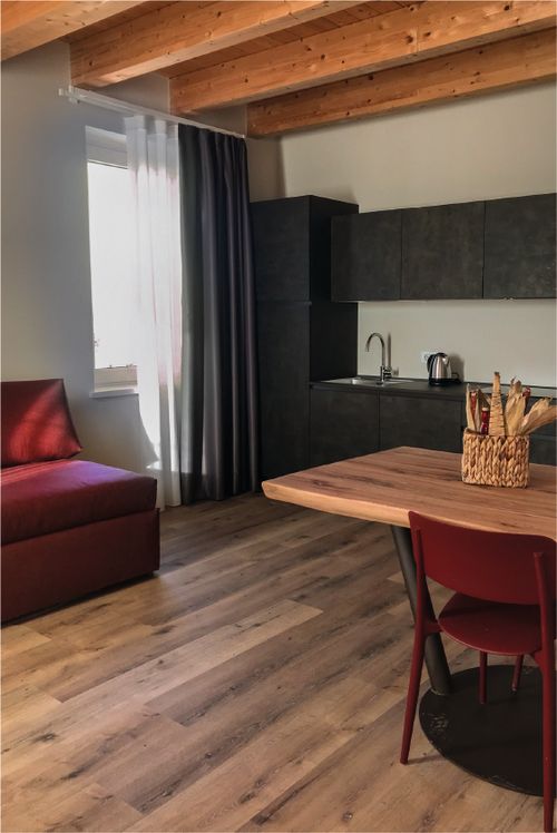 Angolo cottura funzionale con arredamento moderno