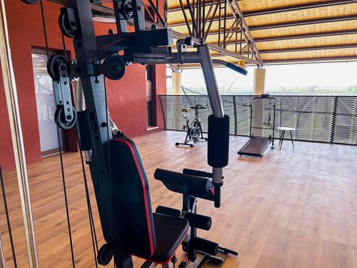 Area fitness attrezzata con macchinari professionali