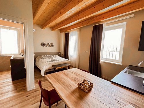 Camera da letto luminosa con arredamento in legno naturale
