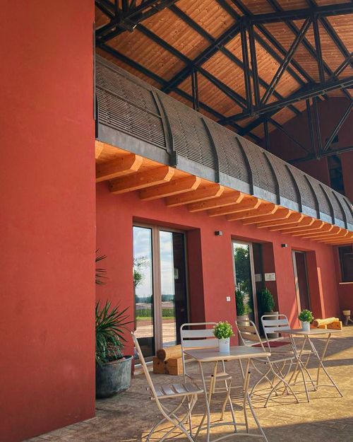 Terrazza esterna con tavolini e sedie